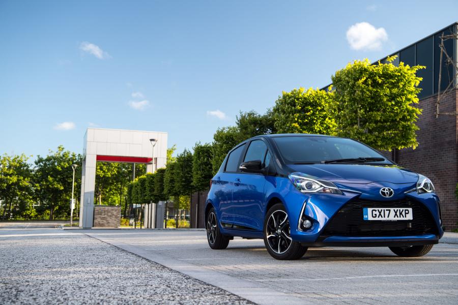  Toyota Yaris Bi-Tone 2017 года  (UK) (фото 9 из 40)